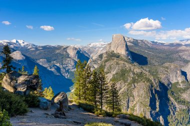 Yarım kubbe rock ve vadi Buzulu noktadan - Panorama View Point Yosemite Milli Parkı Sierra Nevada, California, ABD