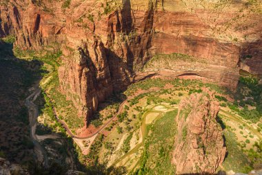Zion Canyon, Virgin river, melekler açılış iz, Zion National Park, Utah, Amerika ile geniş açı Panoraması.