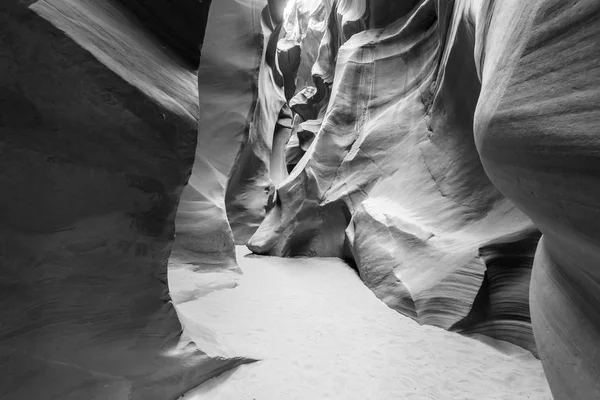 黑色和白色的路径通过羚羊峡谷 位于纳瓦霍土地附近的页面 亚利桑那州 — 图库照片