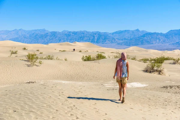 Rear View Woman Walking Mesquite Sand Dunes Desert Death Valley — Stock Photo, Image