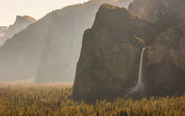 Kijk Naar Bridalveil Falls Bij Zonsopgang Capitan Half Dome Yosemite — Stockfoto