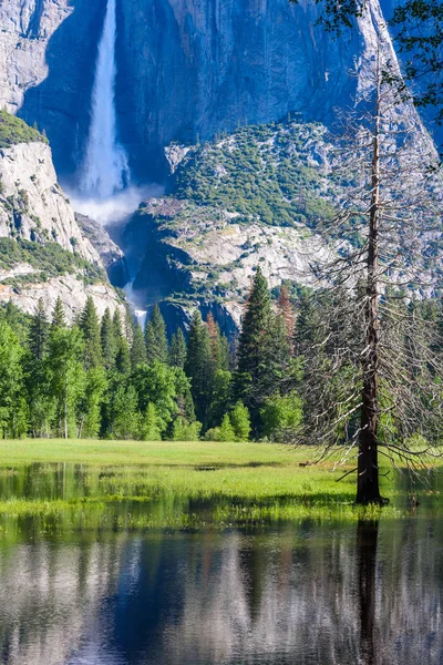 Parque Nacional Yosemite Reflexión Río Merced Las Cascadas Yosemite Hermoso —  Fotos de Stock