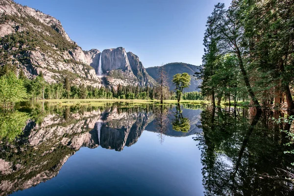 Reflexión Río Merced Las Cascadas Yosemite Paisaje Montaña Parque Nacional — Foto de Stock