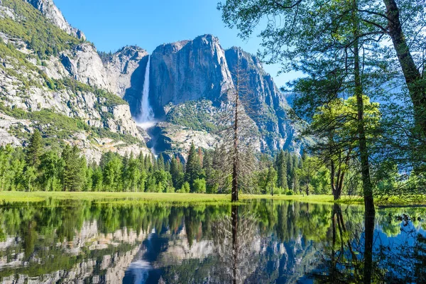 Parque Nacional Yosemite Reflexión Río Merced Las Cascadas Yosemite Hermoso — Foto de Stock