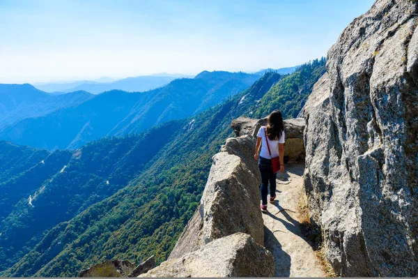 Caminante Moro Rock Senderismo Parque Nacional Sequoia California — Foto de Stock