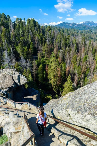 Турист Моро Рок Пешие Прогулки Национальном Парке Секвойя Калифорния Сша — стоковое фото