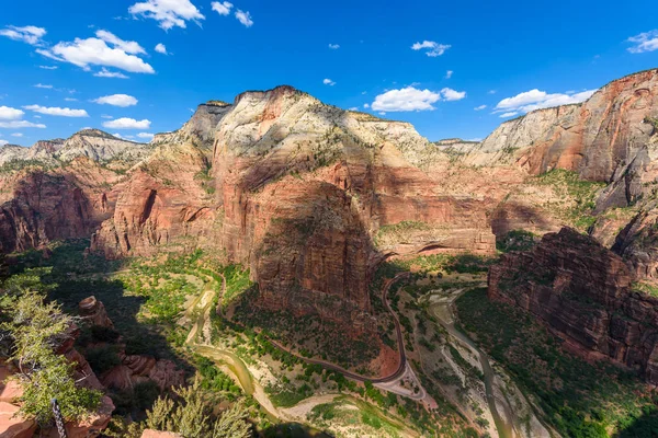 Zion Canyon, Virgin river, melekler açılış iz, Zion National Park, Utah, Amerika ile geniş açı panorama görünümünü.