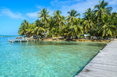 Tütün Caye - Barrier Reef ile Cennet plaj, Karayip Denizi, Belize, Orta Amerika, küçük tropik adada ahşap iskele.