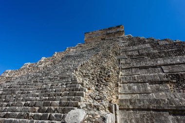 Chichen Itza - El Castillo Piramit, antik maya tapınak kalıntıları Yucatan, Meksika için.