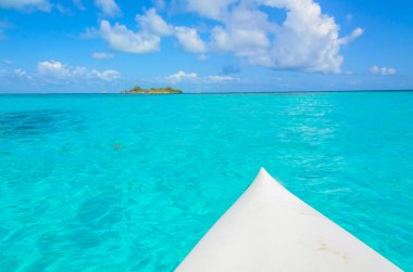 Tropik cenneti - şeffaf turkuaz su üzerinde Karayip Denizi, Belize, Cayes Adaları yüzen Kano Kayak