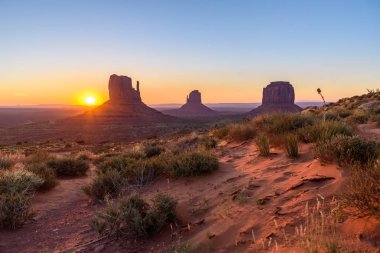 Monument Valley, Panorama Mitten Buttes - Rozenstraat Navajo kabile parkta Ziyaretçi Merkezi - Arizona ve Utah, ABD güneş doğarken