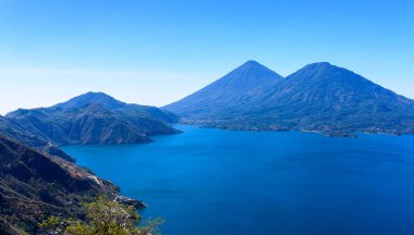 Panoramik göl Atitlan ve volkanlar Guatemala Dağlık.