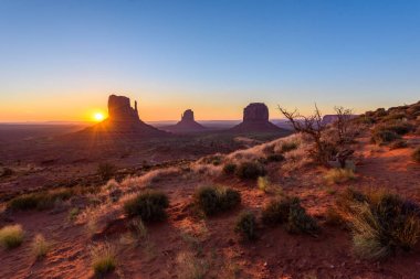Monument Valley, Panorama Mitten Buttes - Rozenstraat Navajo kabile parkta Ziyaretçi Merkezi - Arizona ve Utah, ABD güneş doğarken