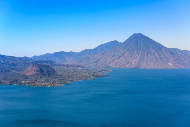 Panoramik göl Atitlan ve volkanlar Guatemala Dağlık.