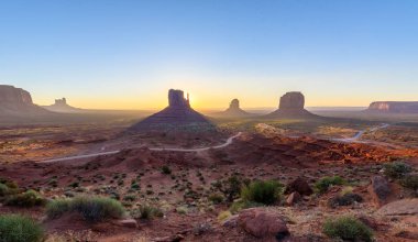 Monument Valley, Panorama Mitten Buttes - Rozenstraat Navajo kabile parkta Ziyaretçi Merkezi - Arizona ve Utah, ABD güneş doğarken