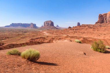 Doğal sürücü kir yolda Monument Valley, ünlü Navajo Buttes kabile Park, Utah - Arizona, ABD. Doğal yol ve kırmızı kaya oluşumları.