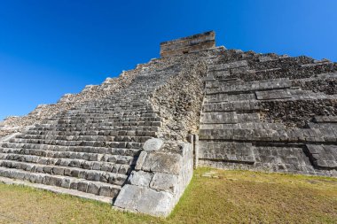 Chichen Itza - El Castillo Piramit, antik maya tapınak kalıntıları Yucatan, Meksika için.