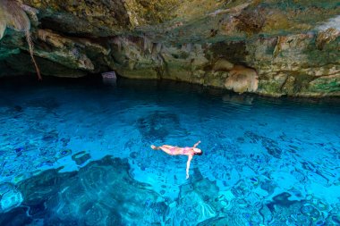 Hipotermik Dos Ojos Quintana Roo, Meksika için. Yüzme ve şnorkel masmavi suda insanlar. Bu hipotermik Tulum, Meksika Yucatan Yarımadası'nda yakınında bulunuyor.