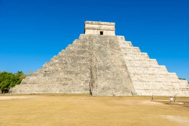 Chichen Itza - El Castillo Piramit, antik maya tapınak kalıntıları Yucatan, Meksika için.