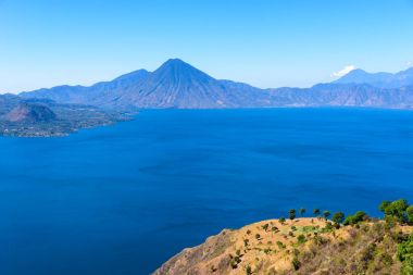 Panoramik göl Atitlan ve volkanlar Guatemala Dağlık.
