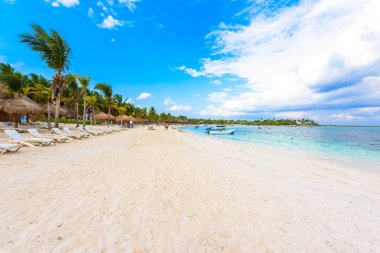 Akumal plaj tekne ve turistler, Meksika.