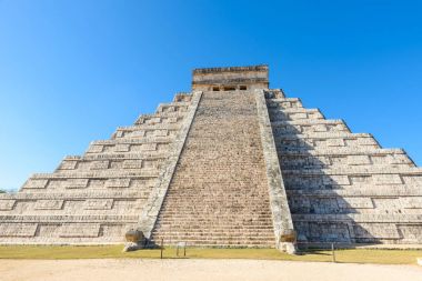 Chichen Itza - El Castillo Piramit, antik maya tapınak kalıntıları Yucatan, Meksika için.