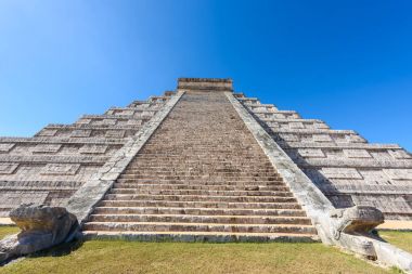 Chichen Itza - El Castillo Piramit, antik maya tapınak kalıntıları Yucatan, Meksika için.