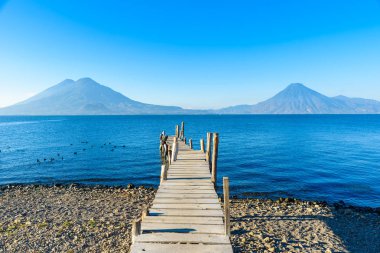 Lake Atitlan plaj Panajachel, Guatemala, ahşap iskele.