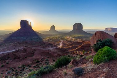 Monument Valley, Panorama Mitten Buttes - Rozenstraat Navajo kabile parkta Ziyaretçi Merkezi - Arizona ve Utah, ABD güneş doğarken