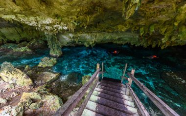 Hipotermik Dos Ojos Quintana Roo, Meksika için. Yüzme ve açık su dalış insanlar. Bu hipotermik Tulum, Meksika Yucatan Yarımadası'nda yakınında bulunuyor.