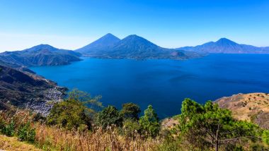 Panoramik göl Atitlan ve volkanlar Guatemala Dağlık.