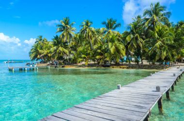 Tütün Caye - Barrier Reef ile Cennet plaj, Karayip Denizi, Belize, Orta Amerika, küçük tropik adada ahşap iskele