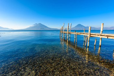 Lake Atitlan plaj Panajachel, Guatemala, ahşap iskele.