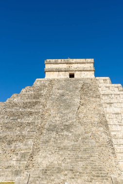 Chichen Itza - El Castillo Piramit, antik maya tapınak kalıntıları Yucatan, Meksika için.