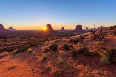 Monument Valley, Panorama Mitten Buttes - Rozenstraat Navajo kabile parkta Ziyaretçi Merkezi - Arizona ve Utah, ABD güneş doğarken