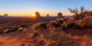 Monument Valley, Panorama Mitten Buttes - Rozenstraat Navajo kabile parkta Ziyaretçi Merkezi - Arizona ve Utah, ABD güneş doğarken
