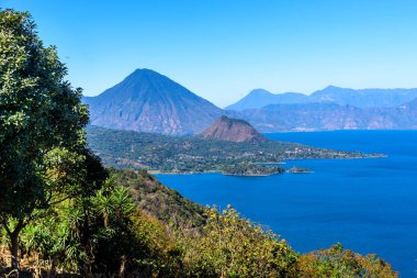 Panoramik göl Atitlan ve volkanlar Guatemala Dağlık.