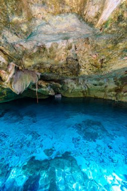 Hipotermik Dos Ojos Quintana Roo, Meksika için. Yüzme ve şnorkel masmavi suda insanlar. Bu hipotermik Tulum, Meksika Yucatan Yarımadası'nda yakınında bulunuyor.