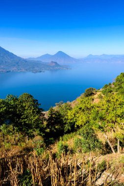 Panoramik göl Atitlan ve volkanlar Guatemala Dağlık.