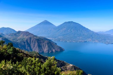 Panoramik göl Atitlan ve volkanlar Guatemala Dağlık.