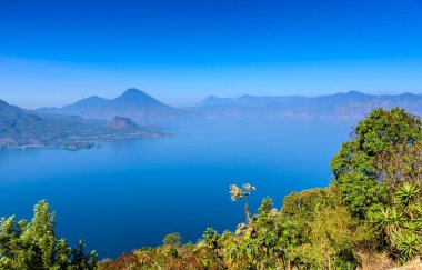 Panoramik göl Atitlan ve volkanlar Guatemala Dağlık.