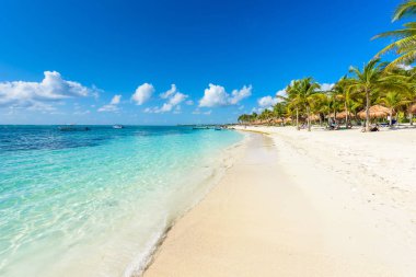 Akumal plaj tekne ve turistler, Meksika.