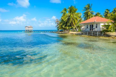 Tütün Caye - Barrier Reef ile Cennet plaj, Karayip Denizi, Belize, Orta Amerika, küçük tropik adada bungalovlar.