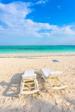 Üzerinde güneşlenme Akumal Beach - Riviera Maya - paradise plajları, Cancun, Quintana Roo, Meksika - Karayip Sahili - tropikal hedef tatil için rahatlatıcı