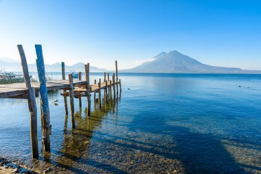 Lake Atitlan plaj Panajachel, Guatemala, ahşap iskele.