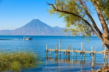 Lake Atitlan plaj Panajachel, Guatemala, ahşap iskele.