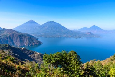 Panoramik göl Atitlan ve volkanlar Guatemala Dağlık.