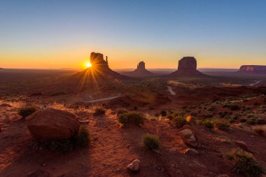 Monument Valley, Panorama Mitten Buttes - Rozenstraat Navajo kabile parkta Ziyaretçi Merkezi - Arizona ve Utah, ABD güneş doğarken