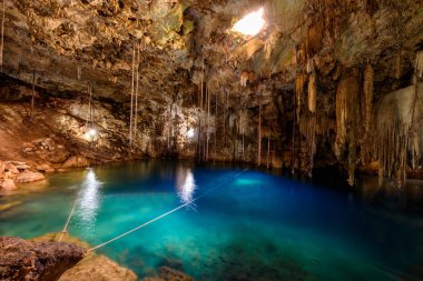 Hipotermik Xkeken (Xquequen) kristal mavi suda Valladolid şehir - Yucatan Yarımadası - Meksika yakınlarında Dzitnup Köyü