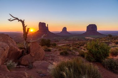 Monument Valley, Panorama Mitten Buttes - Rozenstraat Navajo kabile parkta Ziyaretçi Merkezi - Arizona ve Utah, ABD güneş doğarken